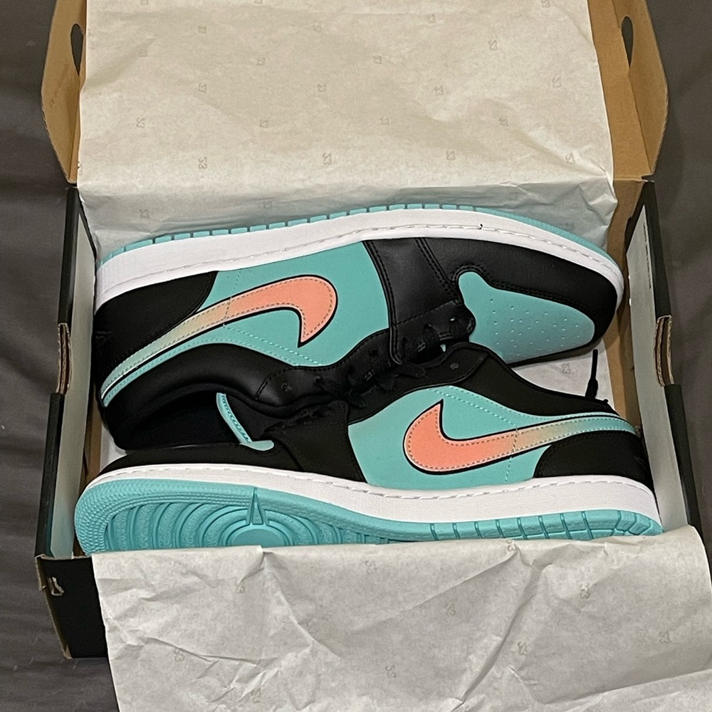 Jordan 1 Low “Tropical Twist”